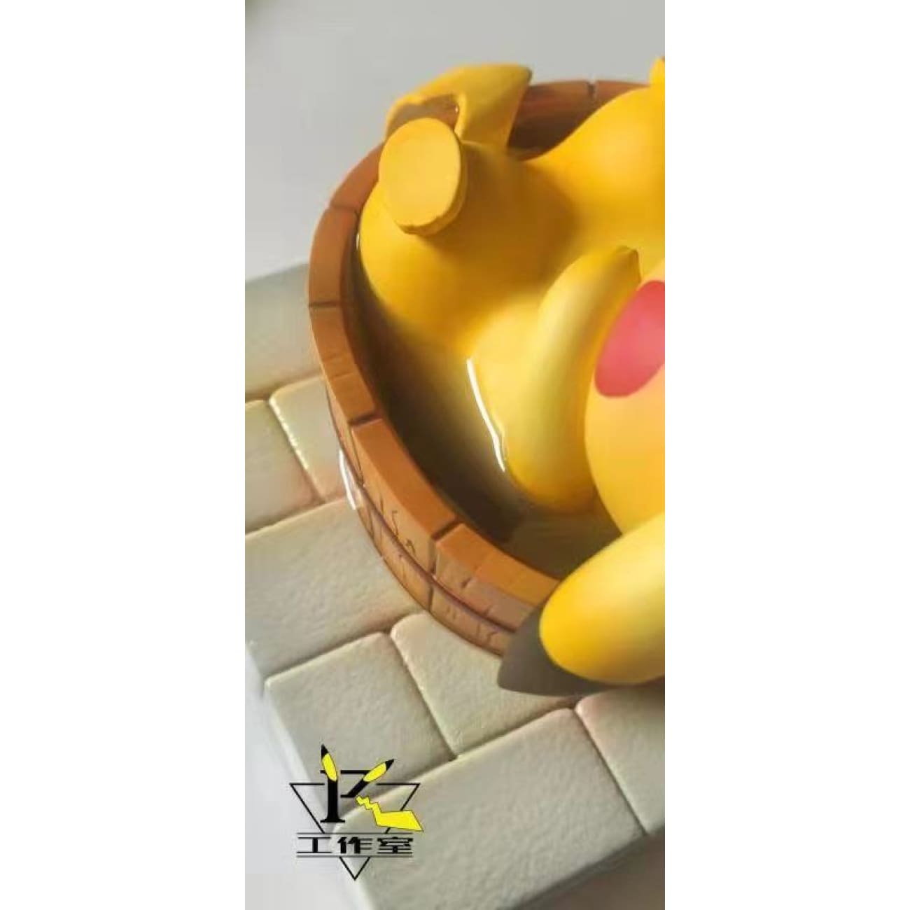 PK Studio - Pikachu in wooden Bathtub
