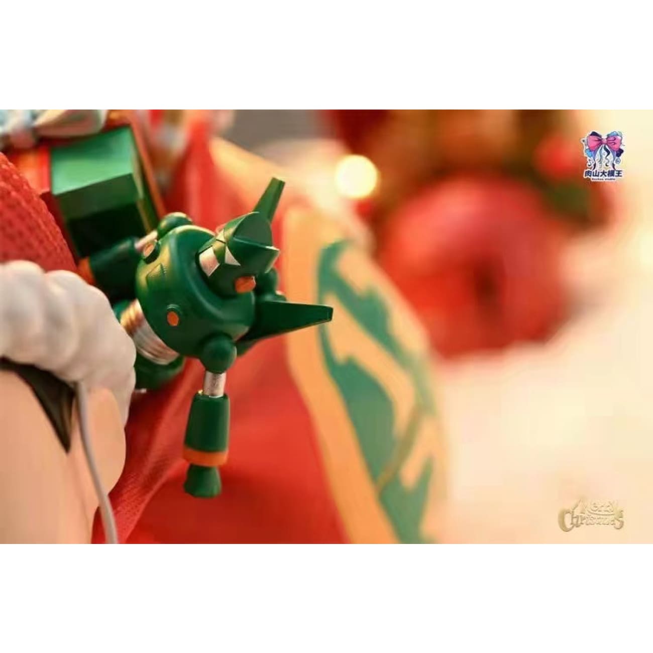 Roshan studio - Crayon Shin Chan cosplay Giving Santa