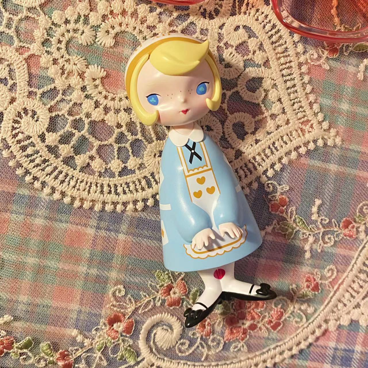 Chloe - Alice in the wonderland