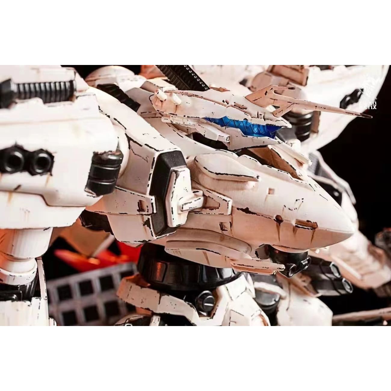 Hardshell Studio - WHITE-GLINT