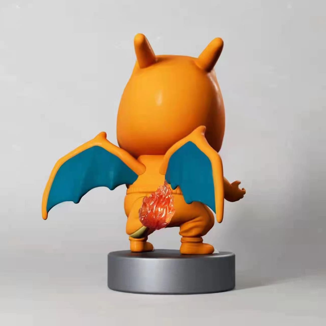 NPC studio - Shin Chan cosplay Charizard