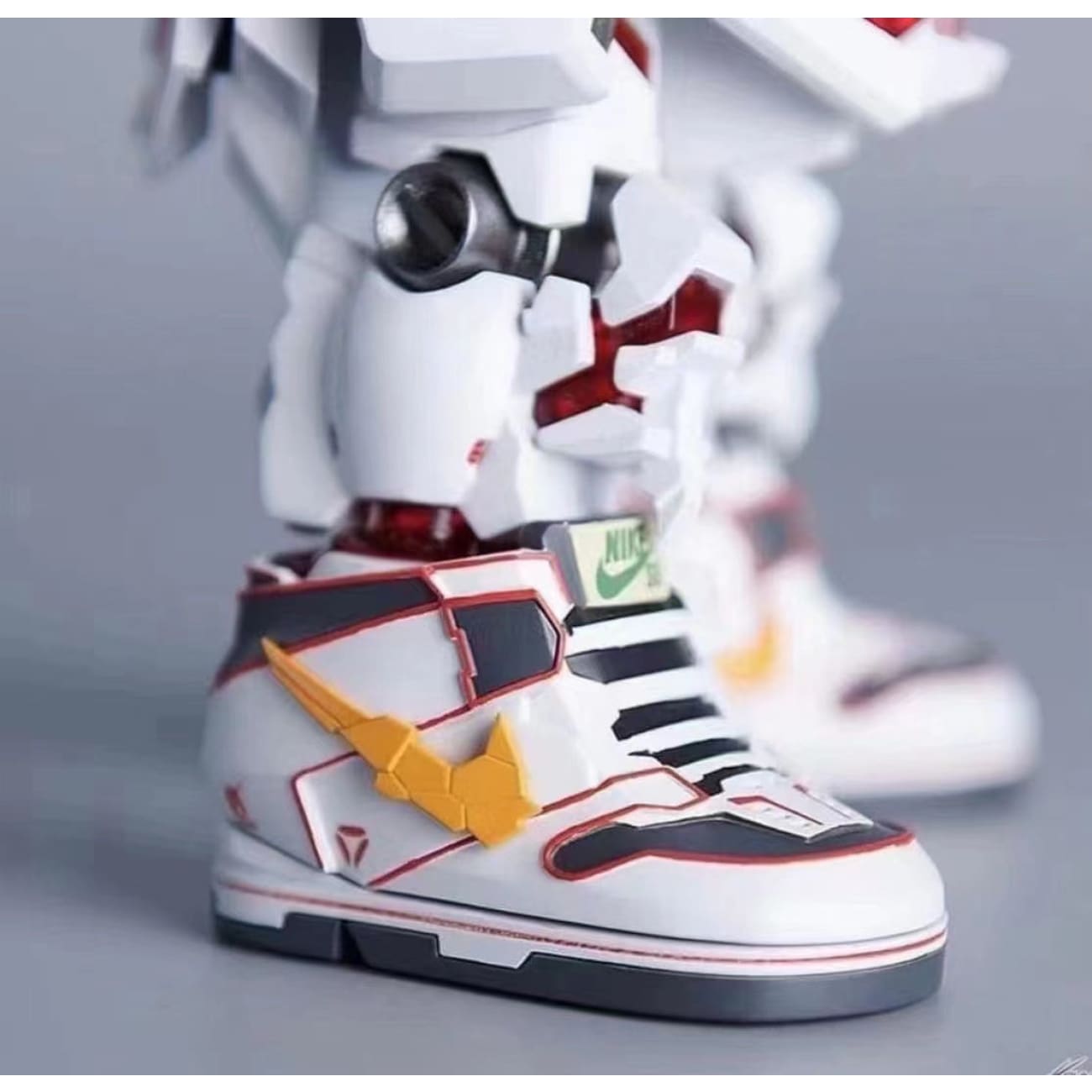QMSV Nike SB - RX-0 Unicorn Gundam [White/ Black]