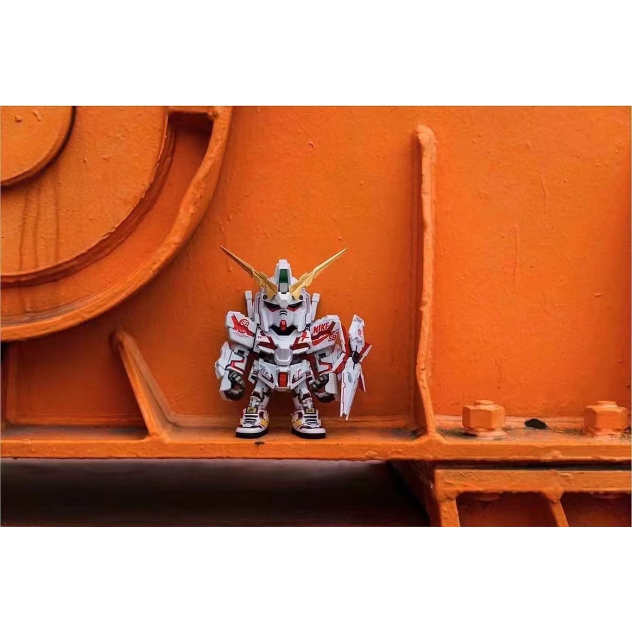 QMSV Nike SB - RX-0 Unicorn Gundam [White/ Black]