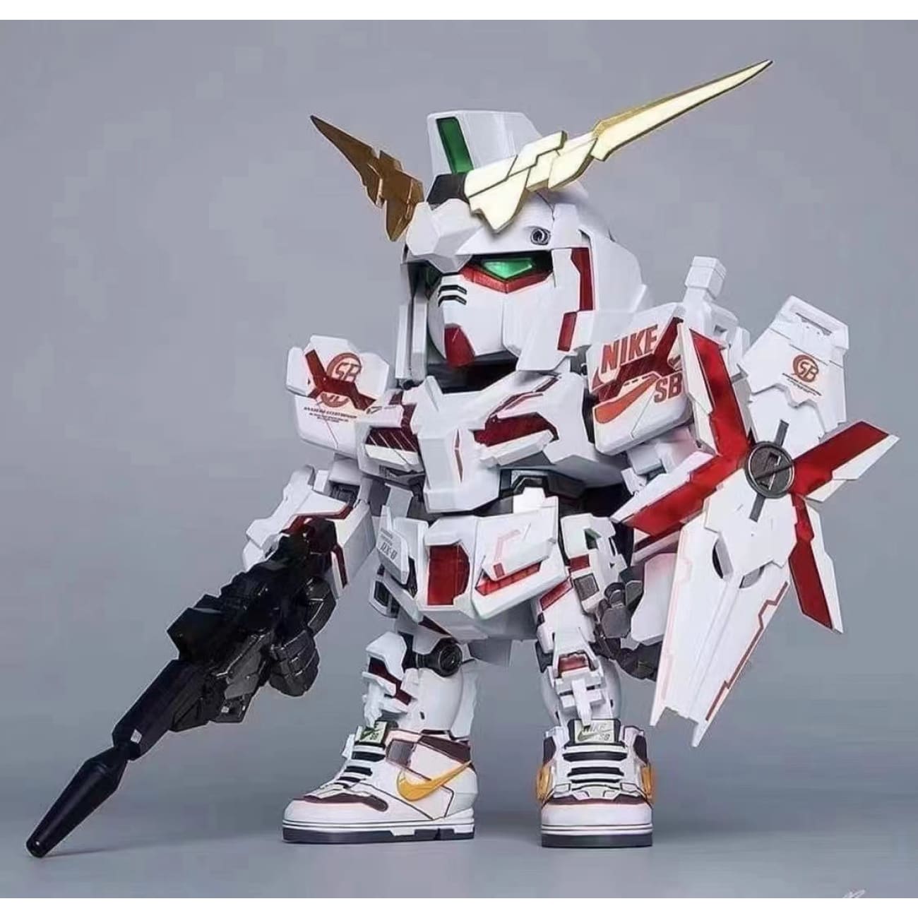 QMSV Nike SB - RX-0 Unicorn Gundam [White/ Black]