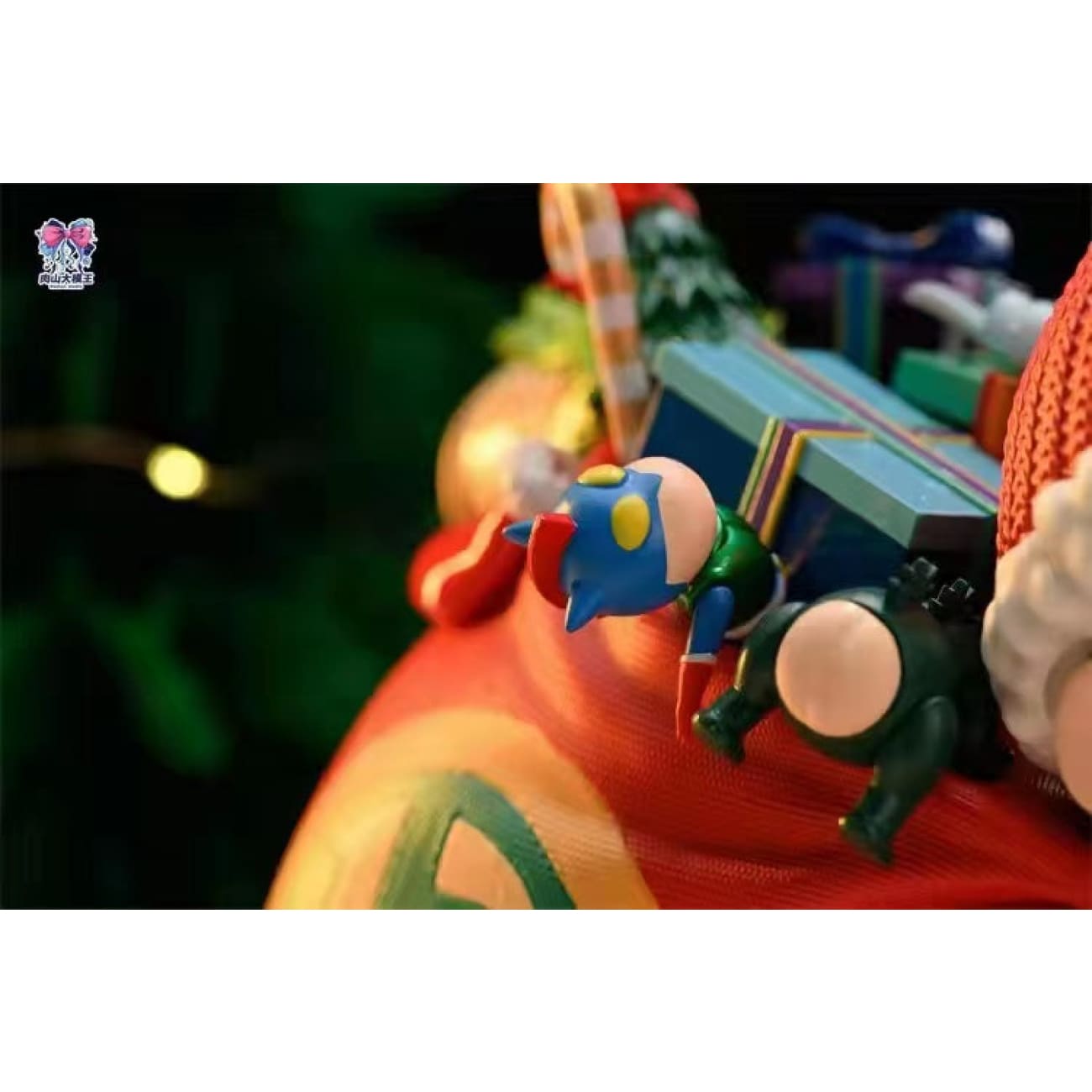 Roshan studio - Crayon Shin Chan cosplay Giving Santa