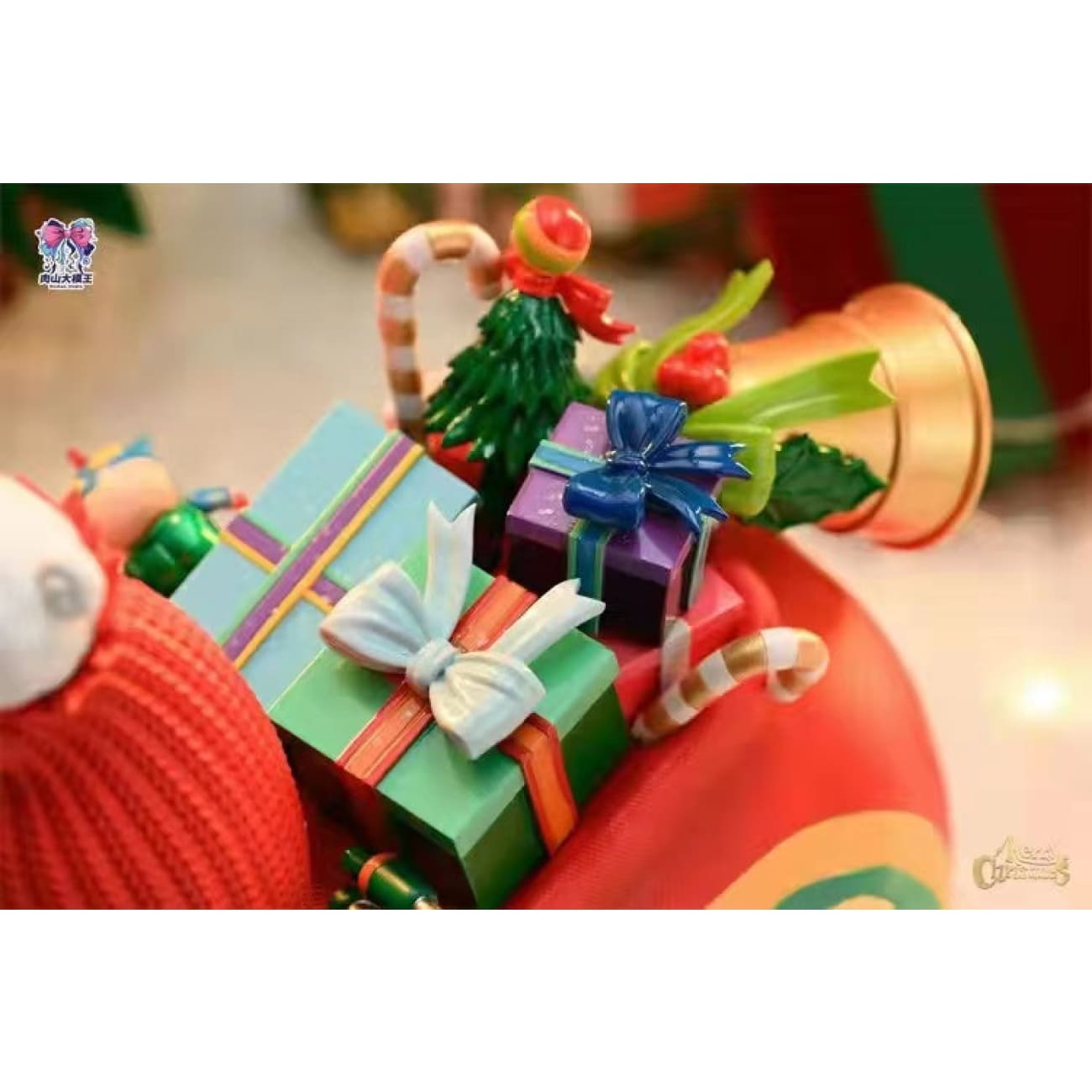 Roshan studio - Crayon Shin Chan cosplay Giving Santa