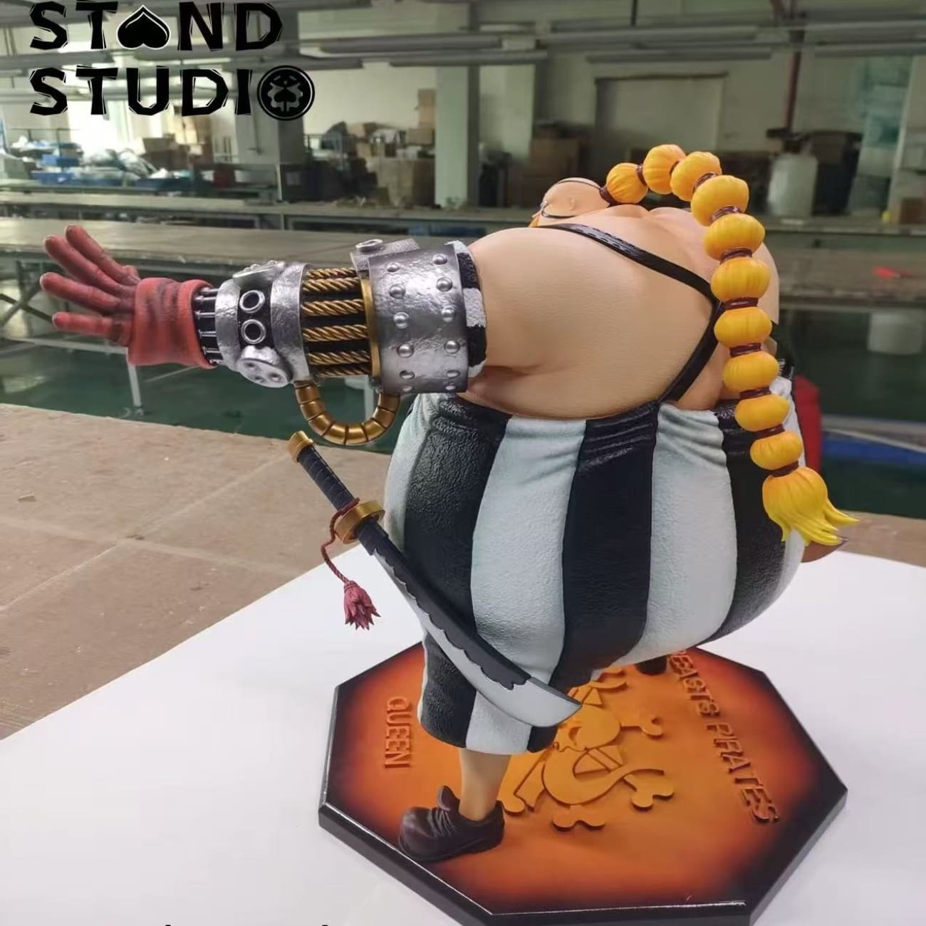 Stand Studio - Queen - Queen