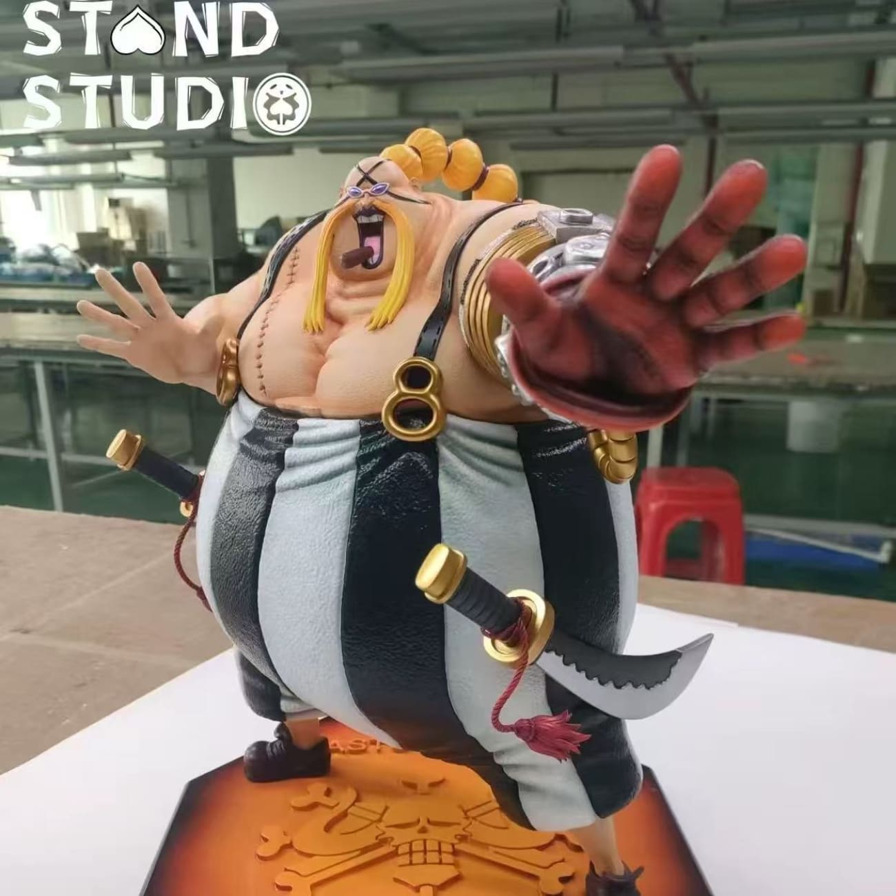 Stand Studio - Queen