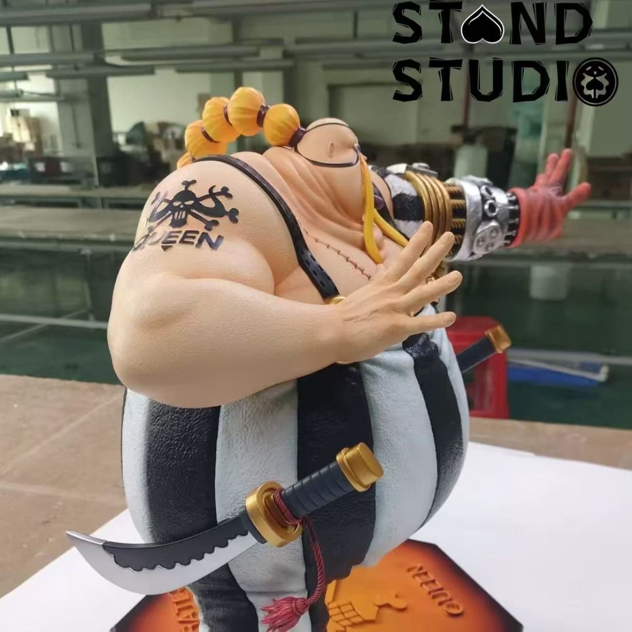 Stand Studio - Queen - Queen