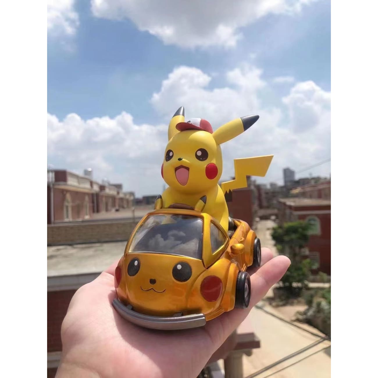 Sun Studio - Pikachu with Pikachu Car [Electroplating Gold Version]