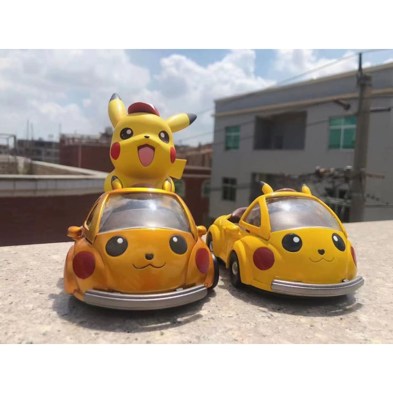 Sun Studio - Pikachu with Pikachu Car [Electroplating Gold Version]