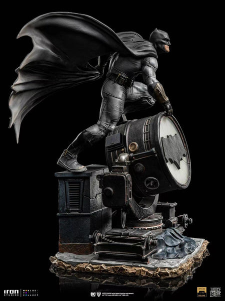 Iron Studios - Batman on Batsignal