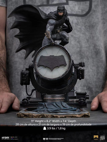 Iron Studios - Batman on Batsignal